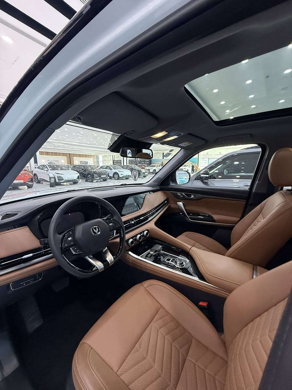 شانجان CS95 موديل 2026 هي سيارة دفع رباعي عائلية 7 مقاعد بمحرك بنزين تيربو 2.0 لتر بقوة 233 حصان، مزودة بناقل حركة أوتوماتيكي 8 سرعات، وتتميز بتكنولوجيا متقدمة تشمل شاشات رقمية، نظام أوامر صوتية، وأنظمة مساعدة سائق متكاملة، وتوفر خيارات دفع أمامي أو رباعي 
المحرك والأداء:
المحرك: 2.0 لتر، 4 أسطوانات، بنزين تيربو.
القوة: 233 حصان.
عزم الدوران: 390 نيوتن متر.
ناقل الحركة: أوتوماتيكي 8 سرعات (من شركة Aisin في بعض الفئات).
نظام الدفع:  دفع رباعي (AWD).
السرعة القصوى: 240 كم/ساعة.
التسارع (0-100 كم/س): حوالي 5ثواني 
الأبعاد والسعة:
الأبعاد: 4949 ملم (طول) x 1930 ملم (عرض) x 1790 ملم (ارتفاع).
السعة: 7 ركاب.
خزان الوقود: 74 لتر. 
التجهيزات الداخلية والتقنية:
الشاشات: شاشة لمس LCD HD 4K، لوحة عدادات رقمية بالكامل.
الترفيه: نظام أوامر صوتية، آبل كار بلاي وأندرويد أوتو.
المقاعد: جلد، تعديل كهربائي للسائق (ذاكرة 3 وضعيات) والراكب، وتبريد.
ميزات إضافية: فتحة سقف بانورامية، شاحن لاسلكي، ثلاجة صغيرة، تحكم مستقل لتكييف ثلاث مناطق. 
الأمان والسلامة 
كاميرات: 4كاميرات، رؤية 360 درجة (كاميرا 540 درجة).
مساعدات القيادة: رادار أمامي، نظام تحذير من الاصطدام الأمامي، مكابح طوارئ، مثبت سرعة تكيفي (L2).
مستشعرات: نقاط عمياء (حساسات جانبية). 
مميزات إضافية:
أنماط قيادة متنوعة (ثلجي، اقتصادي، رياضي).
عجلات ألومنيوم 20 إنش.

للأستفسار اكثر زياره موقعنا الكائن 
بغداد سريع الدوره مجاور محطه وقود شواطى دجله

***********
مستشار المبيعات :عبدالرحمن نصر
