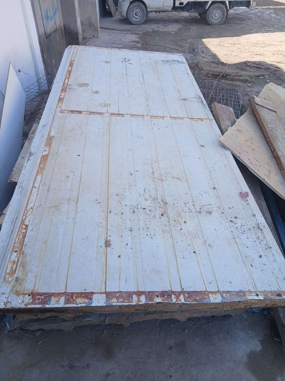 شلعه محل كامل بس تلحمه
الرفوف خشب وحديد مكينه لحيم الصليه كتر قطع 
سندويج اخو جديد معى شخاط معى بي ارسي وميز حديد هم وباب محل تجي شوف بعينك
مليون الي يريدهن يتصل
***********
