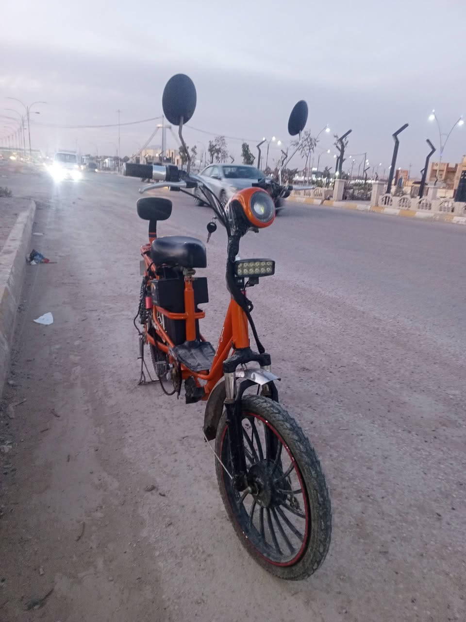 بايسكل شحن من رخصه الادمن
بايسك شحن بطاريات اصليه جدد 
وشاحنه اصليه 
السرعه 60كم فعليه
تواير وجوابه جدد
بي نقص اشاير اماميه 
وركبته الستيرين منقصه صجم 
بس شغال يمشي حاليا كلشي مابي 

رقم الهاتف ***********
السعر تعال خاص
