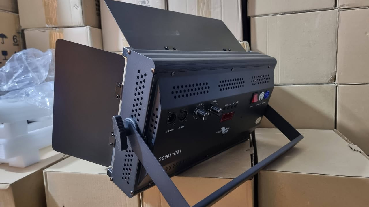 السعر 150 الف 
اضاءة فديو  مستمرة 200 واط من شركة YSKE
باي كلر شمسي ابيض ثلجي  تحكم كلفن تحكم بقوة الاضاءة 
شاشة كبيرة فانات تبريد عدد ٢ صامت  تحكم تطبيق موبايل جديد متوفر توصيل


**إذا كنت صاحب هذا الإعلان وتريد حذفه لأي سبب، رجاءا أرسل رسالة إلى الدعم الفني**