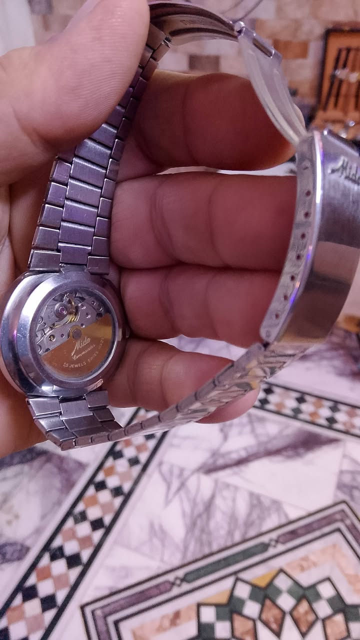 السلام عليكم..قطعتين..ميدو اوتو سويسري اصلي..سير وبك ودكمة وضمان حقيقي..وحده مكينة كشف ..القطر 38 .. المراسلة على الواتس ***********
