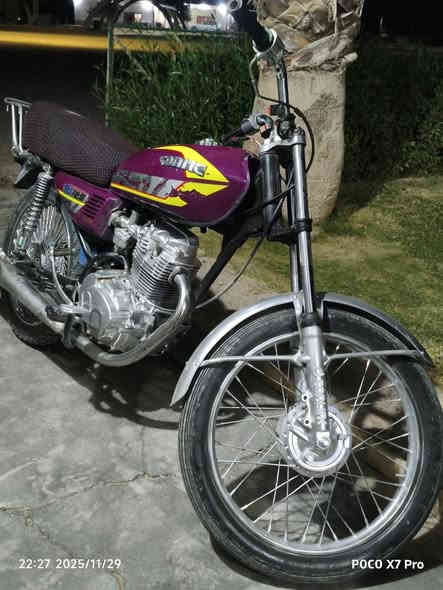 السلام عليكم ماطور نامه رياضي موديل 2017 للبيع مكينه ناعمه دراجه جاهزه  شرط نص هندر محرك شرط شلعه ونشاط فوول نضافه گدام العين شغل ومشي السعر 250 وبي مجال شي قليل الاتصال على هاذا الرقم *********** ليس متواجد على الفيس
