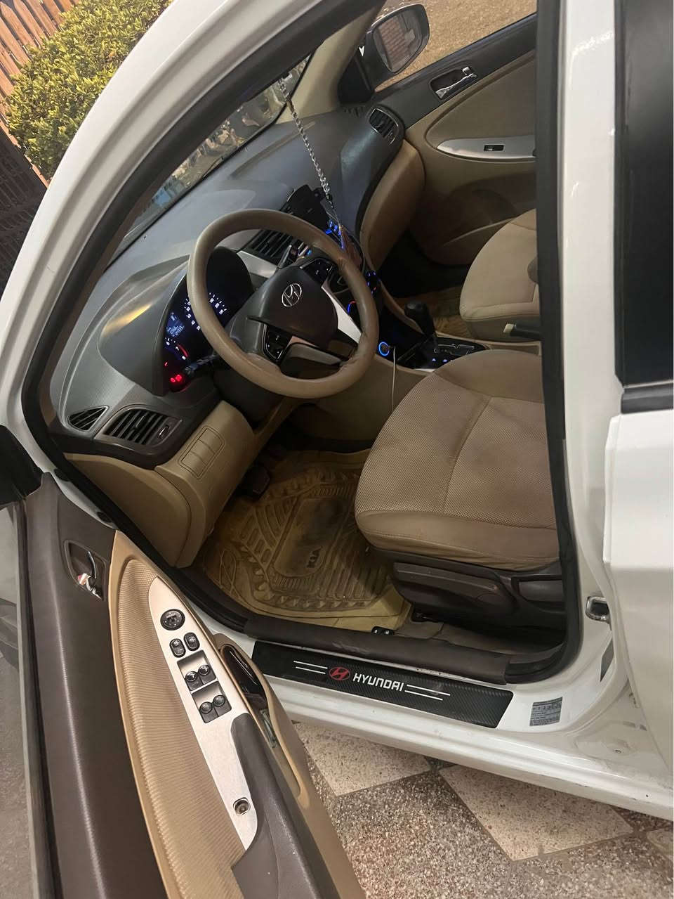 السلام عليكم 
اكسنت 2013 خليجي رقم بغداد انكليزي بأسمي 
محرك 1600 دبل قطره مكفول كير مكفول 
صدر جديد تايرات جدد 
تبريد شغال كهربائيات كلها شغاله وجاهزه من كلشي
 
قطعتين صبغ باب العبري والبنيد  فقط مكفوله من الحادث والدواخل كلها سليمه 
السياره بلو 
فتحه 
تحكم استيرن 
اشاير مري وتحكم مري 
4 دسك 
5 تچاوي 
5 ويل كب 
ارضيه مغلفه جلد 
ماشيه 124k

مكان منصور 
سعر 105 
*********** 
سياره ميحتاجلها صرف كلها جاهزه من كل النواحي 
شراي اتصل وحاضر بيها مجال شي بسيط بغداد, العراق
