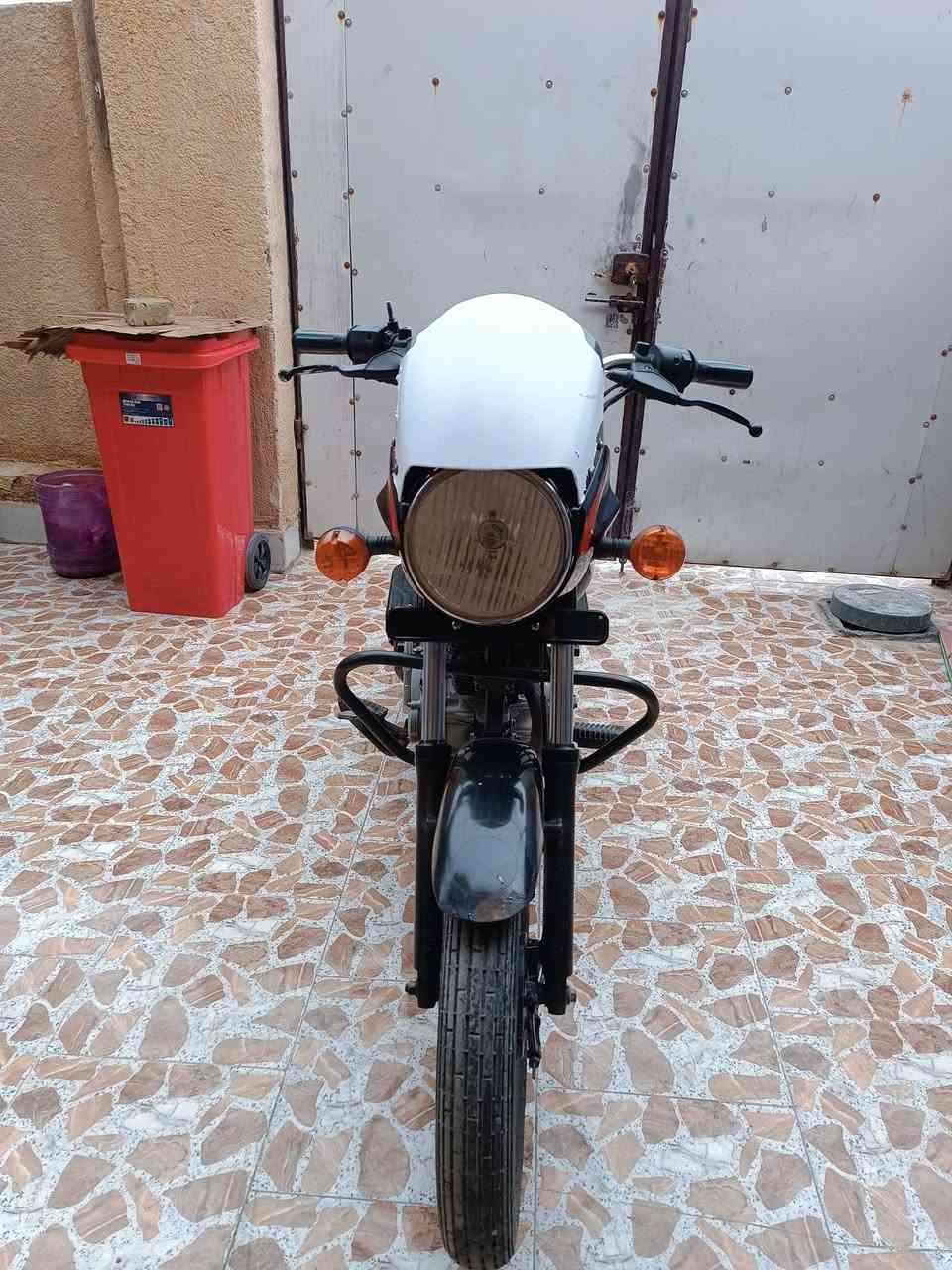 السلام عليكم دراجه بوكسر للبيع موديل ٢٠ نضيفه سعره ٩٧٥ وبيه مجال اليريده ايدك ***********
