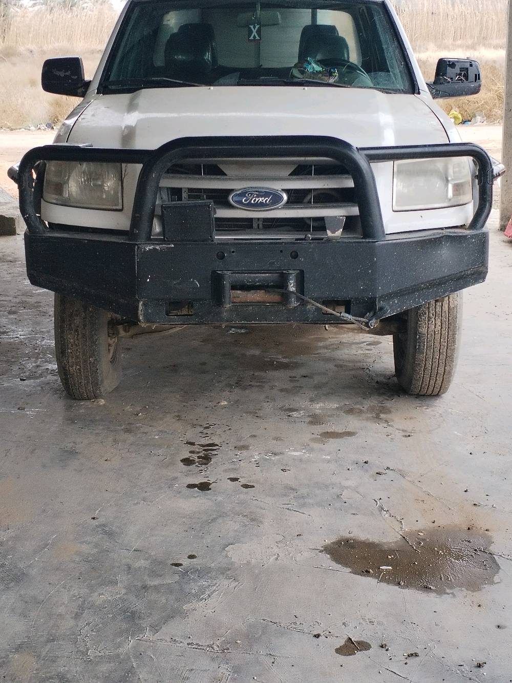 
🚙 للبيع: سيارة فورد

سيارة فورد قوية وممتازة للطرق الوعرة وللإستخدامات اليومية. السيارة مجهزة بدعامية أمامية لتوفير حماية إضافية في الرحلات الخارجية. اللون الأبيض يعطيها مظهر أنيق وجميل. تحتاج لبعض التعديلات البسيطة لتصل إلى الحالة الأمثل.

⭐ الميزات:
- دعامية أمامية متينة
- مساحة داخلية واسعة

السيارة متوفرة في العراق ومستعدة للفحص في أي وقت.
