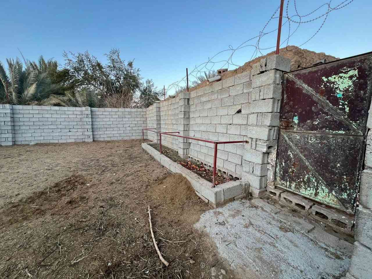 #اعلان
حقل ربط عجول   للبيع
مساحه الحقل تقريبا ٤٥٠ م2
مع ٣ غرف طين كمخزن للعلف
المساحه الكلية تقريبا ٦٠٠ م2
واصل كهرباء وماء
والطريق واصل للباب مال الحقل

الموقع /خلف مدرسة دبيس مباشرةً
السعر عالمراهم
للاستفسار الاتصال على الرقم***********
