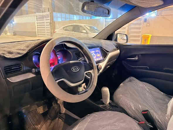 السلام عليكم كيا بيكانتو 2013 مصبوغة عام سياره بدون حادث سونارها عندي حلوه كولش حداديه تبريد دوشمه كاعيه جلد 
  تخم تاير ستوني شديته ألف متصرف عليها  ٧٣ وبيها مجال *********** وات ساب مامتواجد بلفيس
