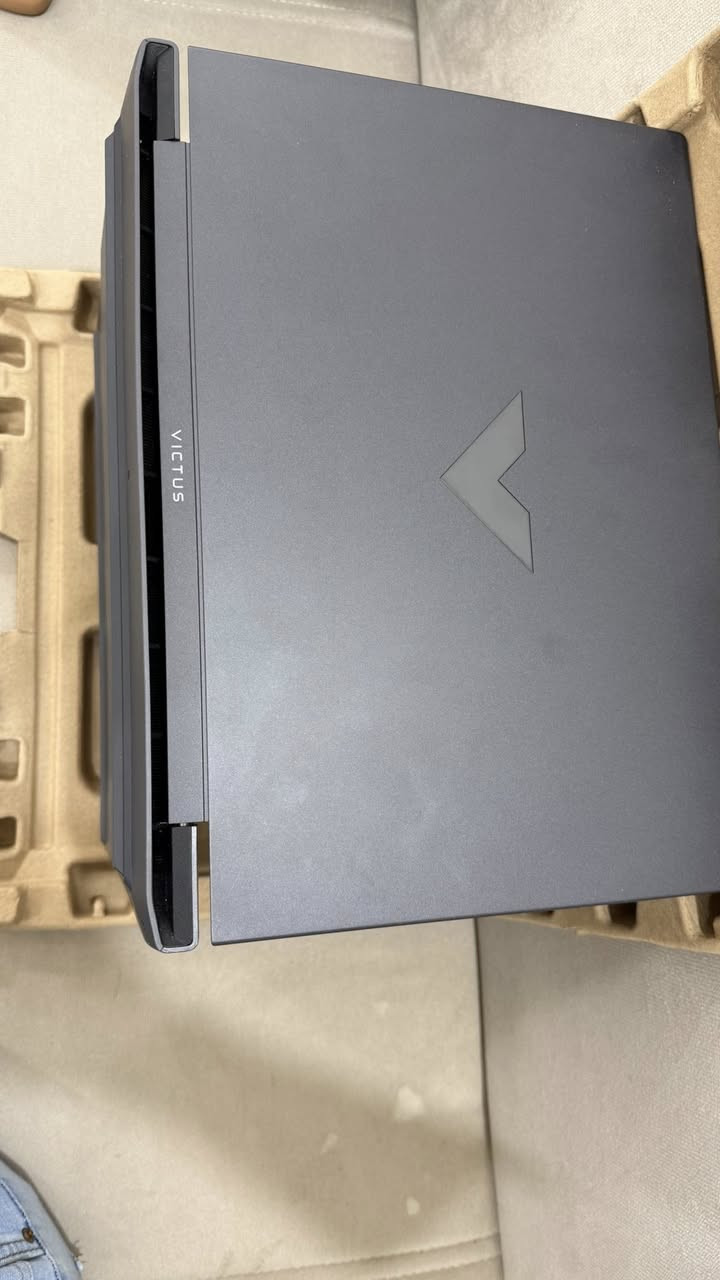 اسلام عليكم
اخوان الابتوب مكفول من ناحيه كسور او تصليح و النضافه واضحه بالصور 

🔥 لابتوب ألعاب قوي للبيع — شبه جديد 🔥
💻 HP Victus 15-fb3093dx Gaming Laptop
المواصفات:
⚡ المعالج: AMD Ryzen 7 7445HS بسرعة تصل إلى 4.7GHz (أداء قوي للألعاب والبرامج الثقيلة) �
CompuMe
🎮 كرت الشاشة: NVIDIA GeForce RTX 4050 6GB يشغل الألعاب الحديثة بسلاسة عالية �
CompuMe
🧠 الرام: 16GB DDR5 سريع جداً وقابل للترقية �
CompuMe
💾 التخزين: SSD NVMe 512GB سرعة إقلاع وتشغيل ممتازة �
CompuMe
🖥 الشاشة: 15.6 بوصة FHD IPS – 144Hz صورة ناعمة وممتازة للألعاب �
Manuals+
⌨️ كيبورد بإضاءة خلفية (Backlit)
📶 Wi-Fi 6 + Bluetooth
🎥 كاميرا HD مدمجة
⚙️ النظام: Windows 11 أصلي
🔋 بطارية قوية تدوم حتى 7 ساعات تقريباً حسب الاستخدام �
Manuals+
📦 الحالة: نظيف جداً / استخدام خفيف
🔌 الشاحن الأصلي موجود
📸 الجهاز على التجربة والفحص قبل الشراء
🎮 مناسب للألعاب مثل:
GTA V – Warzone – Fortnite – Valorant – PUBG وغيرها.
💰 السعر: مليون و٧٥ الف
📍 المكان: الموصل
📩 للتواصل خاص أو واتساب ***********
