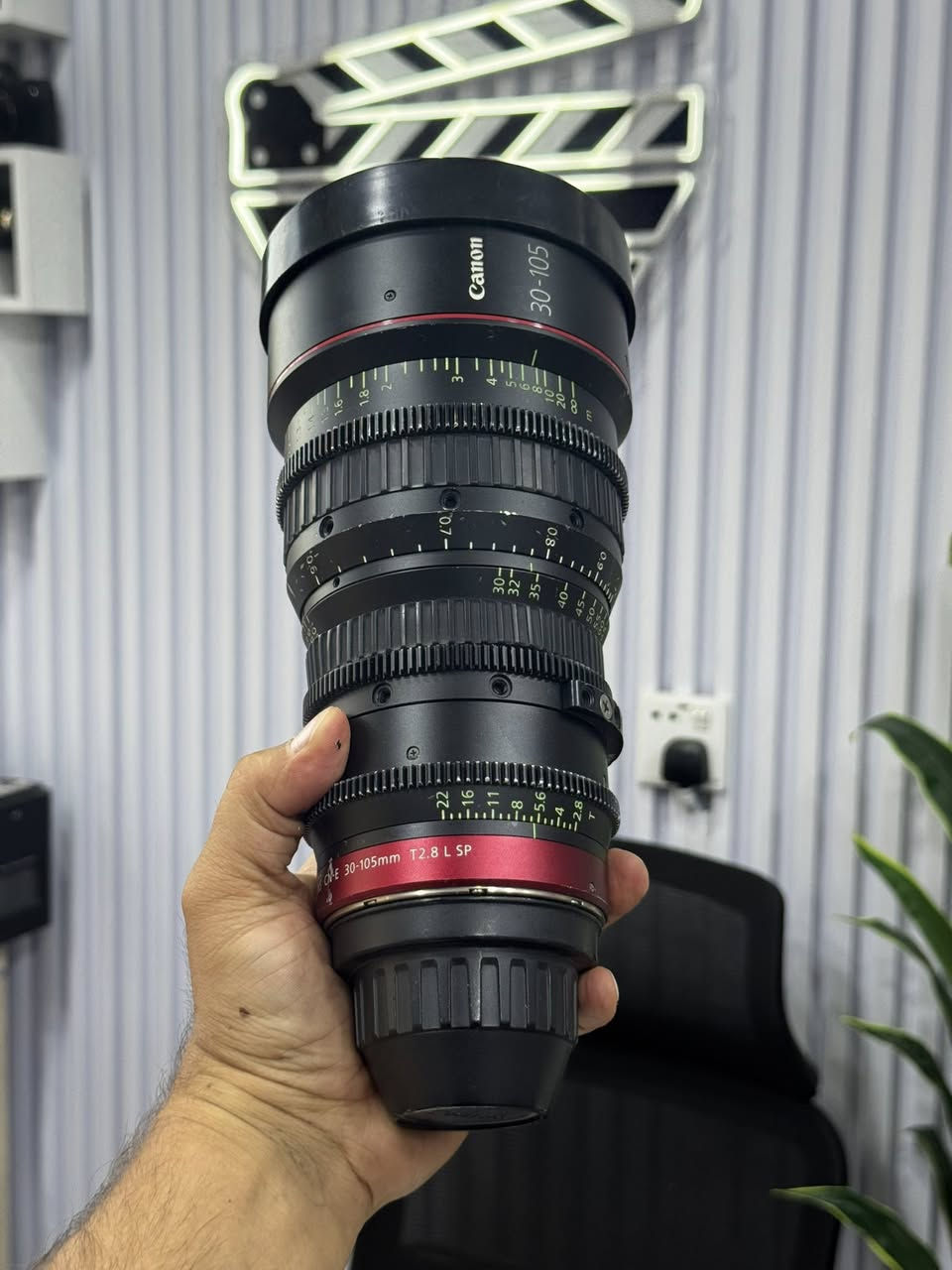 سعر خاص فقط
نرخ نامه بنيره
#daste_dw_مستعمل
——————————-
#canon CN-E 30-105mm T2.8 L SP
Telephoto cinema lens PL mount
—————————————————
Clean 85%
***********-***********

