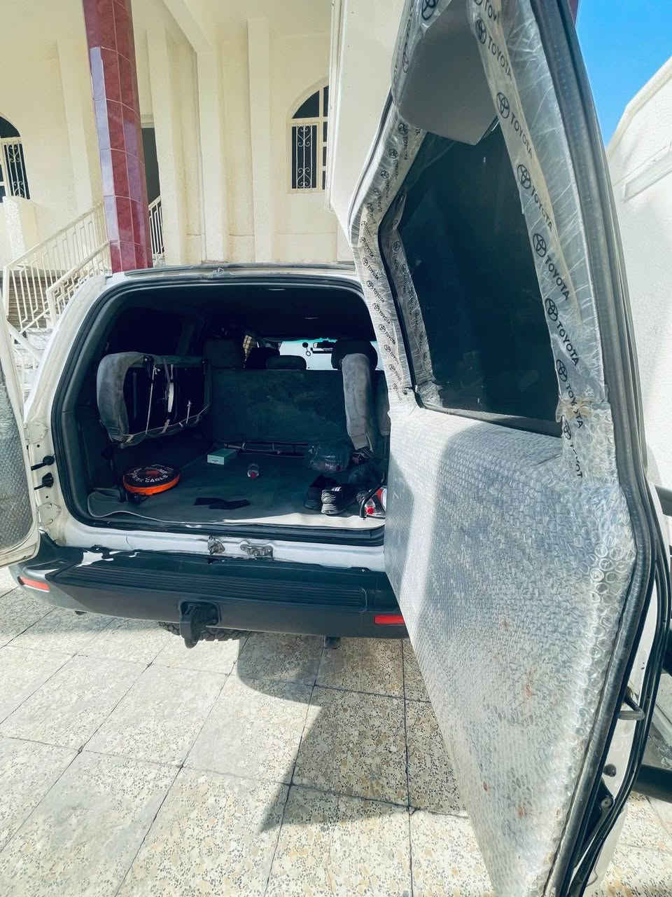 السلام عليكم اخوان 
من رخصة الادمن 
تيوتا لاند كروز 2001 
السيارة خليجية قطرية 
دبل سبير 
محرك 6 سلندر 4500  عدل 
دبل تانكي 
تبريد 
تدفئة 
كفالة من الضربة القرية والتجية 
طبلة السيارة مو هاوزن 
غرفة جديدة 
دشبول جديد 
شاشة اندرويد 
سستم صوت كامل 
4 جام كهرباء 
كير عادي طبعاً 
فور ويل شغال 
اكسل امامي خلفي جاهز 
تخم تاير جديد 
منظومة زنون عالي 
السيارة عليها ادامة كاملة 
من بلكات - نولازت - صدر - مجاول - فيتبم 
السيارة باسمي رقم سليمانية رقم مميز شرط حاسبة بغداد المركزية سنوية 2030 تنتهي هزة براد جديدات بعدهن ما منتهيات 
السيارة عارضها 150 وبيها مجال للشراي مارجعة 
مكانها بغداد زيونة *********** بغداد, العراق
