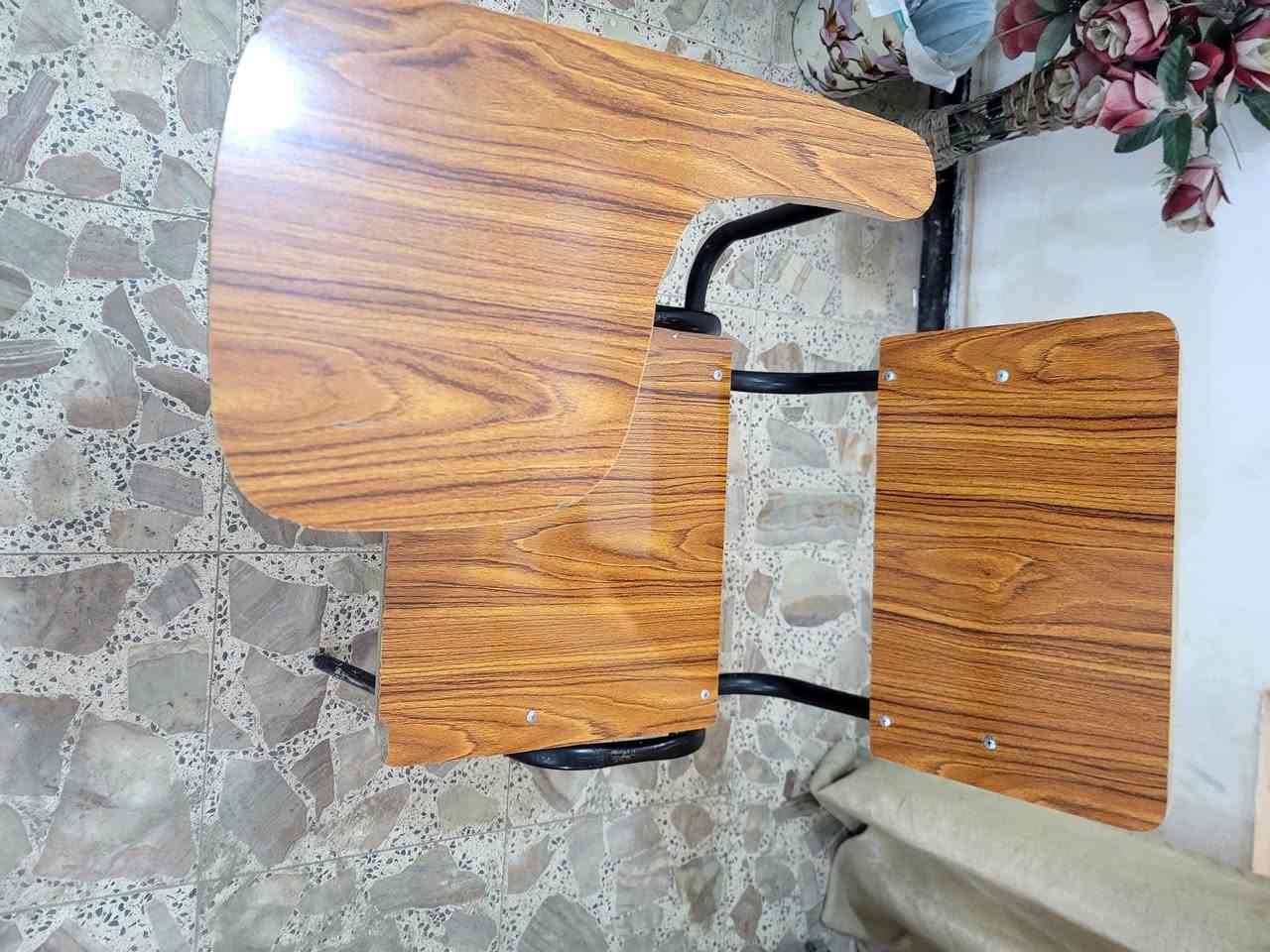 السلام عليكم 
يتوفر استول نفر واحد ستول جامعي جديد غير مستخدم 
للبيع العدد 20 استول
السعر النهائي 20 الف 
سبورات العدد 2 
الحجم الكبير السعر 75 الف 
ولاصغر السعر 50 الف 
المكان بغداد الكاظمية 
للإستفسار لاتصال على الرقم 
***********
