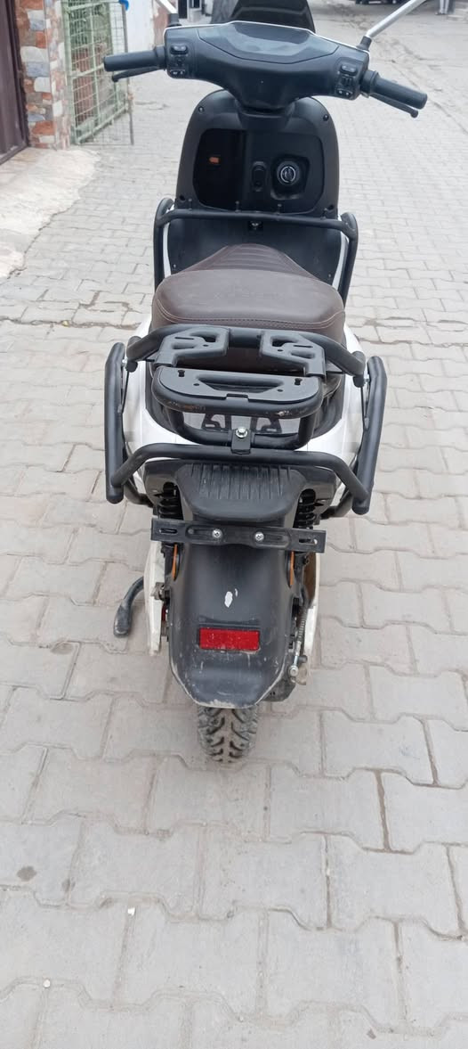 سلام عليكم ورحمه الله وبركاته
دراجه شحن نوع Benbao الحوت شركة فوجي 

ملف 2000 حقيقي بطاريات 6 

عدد التحويلات 3 مع الS 4 الدراجه ماشيه شي قليل اخت الزيرو جنطه خلفيه مع الخوذه دبل كارت + سويجين سعر الدراجه 850 وبيه مجال قليل للشراي 

مكاني بغداد الحريه *********** واذا كو دراجه بانزين سكنس او بريز مراوس هم عادي
