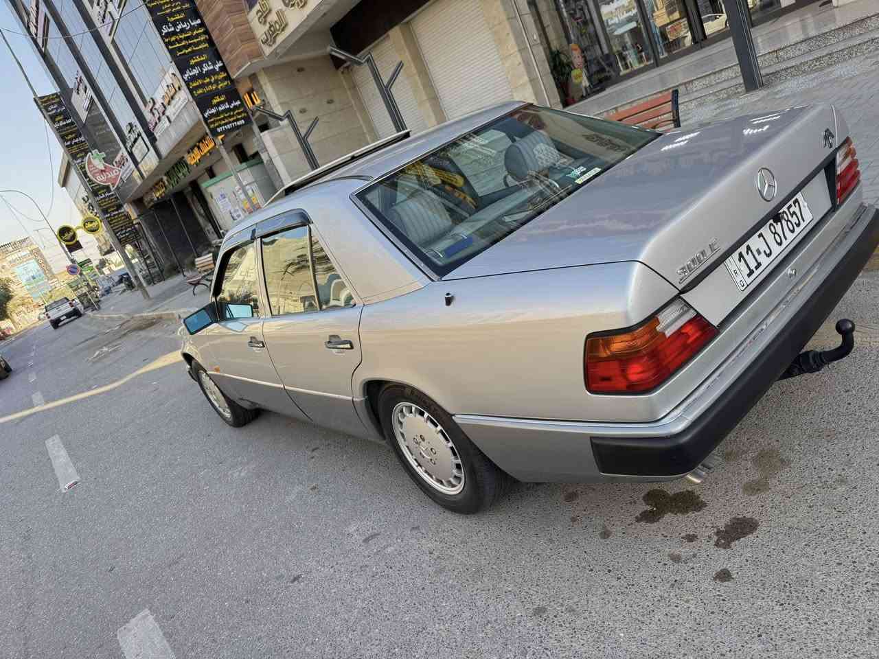 السلام عليكم 
مرسيدس دب موديل 1988
مصبوغه عام جماليه بدون حادث ( بدي جديد جداً بدون خياس بدون سمكرة )
سلايد روف جام 4 كهرباء 
السياره جاهزة وبدون نقص 
السعر 8500$ يعني 85 ورقة وبيه مجال بسيط 
مكان السيارة بغداد الاعظمية شارع المغرب 
للتواصل *********** خالد الجبوري
