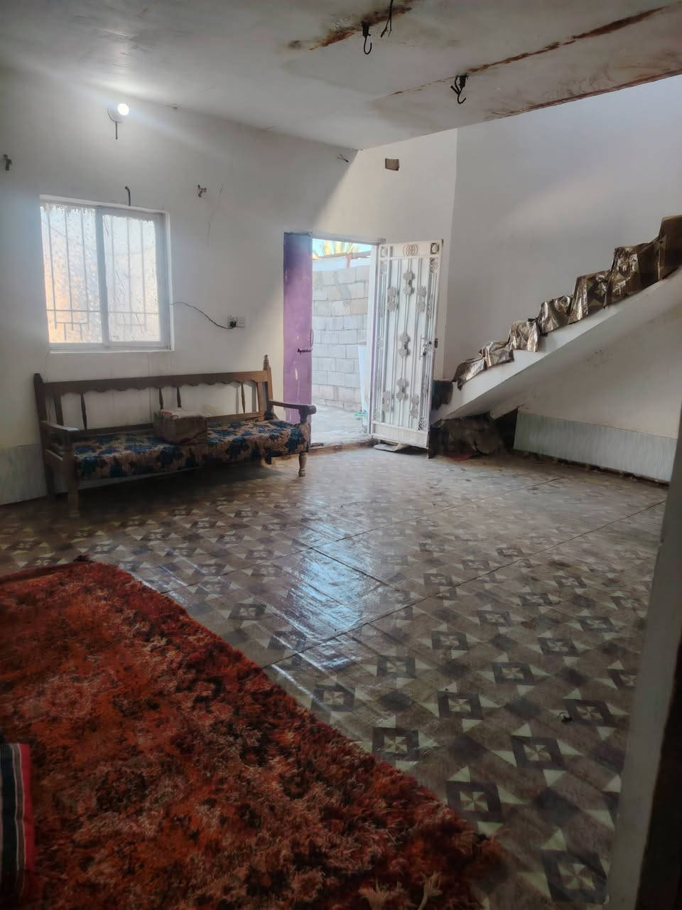 سلام عليكم بيت البيع عد ال معالي ١٠٠ متر بي غرفه وبراني وصحيات وهول ومطبخ مرمم جديد خدمات ماي وكهرباء وقريب عل شارع العام ١٣ مليون وبي مجال زراعي مكاتبه فقط ***********
