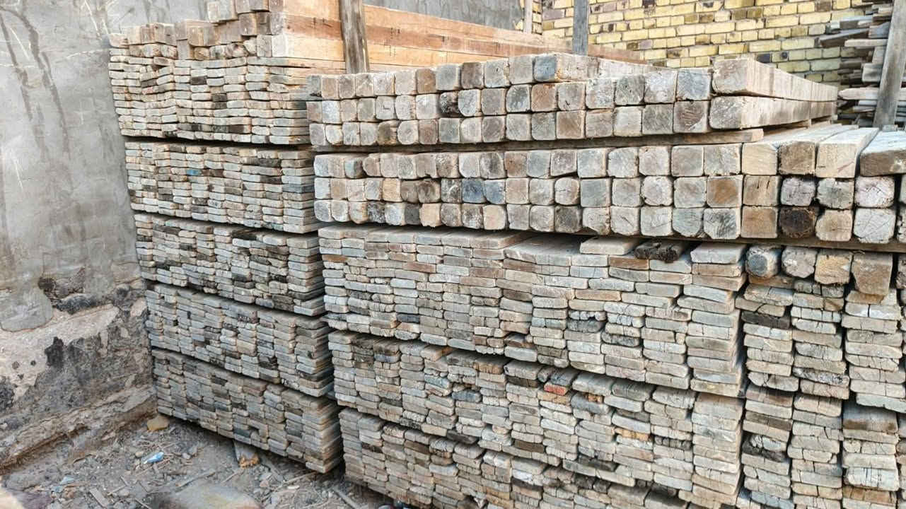 للبيع
 قالب خشب روسي نظيف
عدد 21 مكعب
عنوان الحلة هاتف ***********
