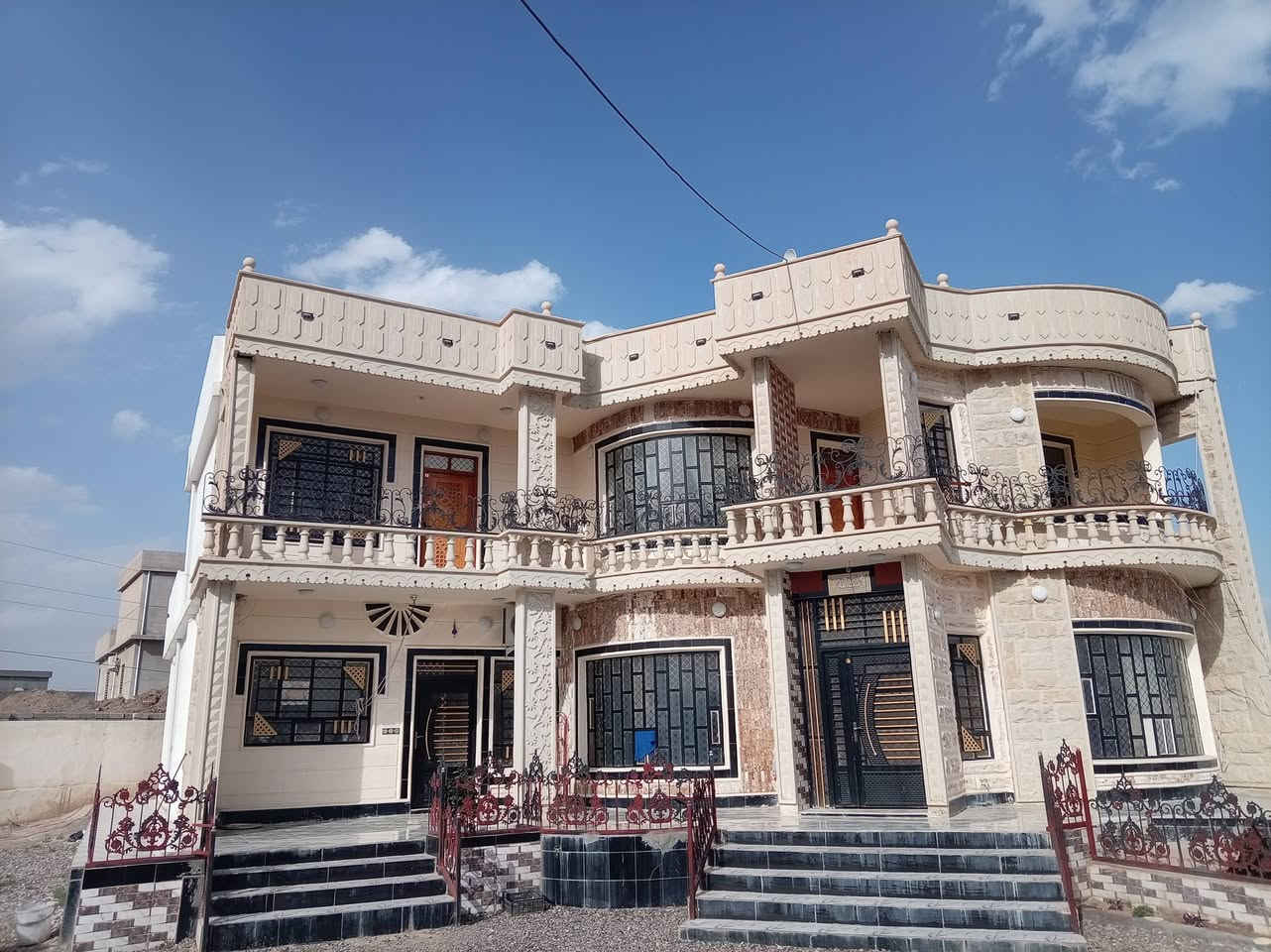 السلام عليكم / بيت البيع مساحة 800 العنوان جميله الجديده مجاور مدرسة الجوادين  البيت طابقين الطابق الأرضي مطبخ + مخزن + ربعه + هول داخلي + هول منفصل + غرف عدد 2 + زاد حمامات داخليه+ الطابق الثاني غرف عدد 3 + حمام + هول كبير  ل الاستفسار أكثر االسعر 135 وبيه مجال رقم الهاتف / احمد  *********** / حمودي *********** ملاحضه إذا اكو بيت مراوس يرهم
