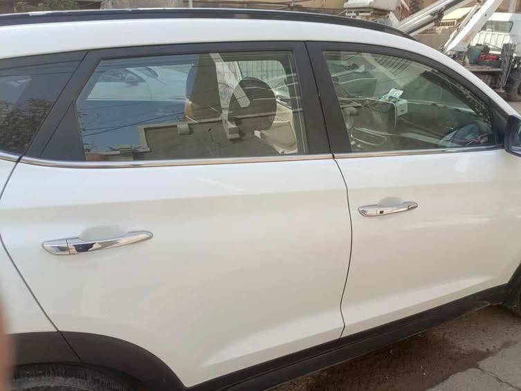 السلام عليكم
توسان موديل 2020
سياره نظيفه 
مواصفات فول 
بانوراما 
كشنات جلد  +كهرباء 
مري شفط 
كامره 
فول السياره خليجيه 
محرك 2000دوش 
السياره بيها بنيد مبدل 
وباب السائق والي خلفه بارد شي قليل 
السياره معروضه 210$وبيها مجال 
للاستفسار 
***********
الاتصال على صاحب السياره 
مكان السياره البياع
