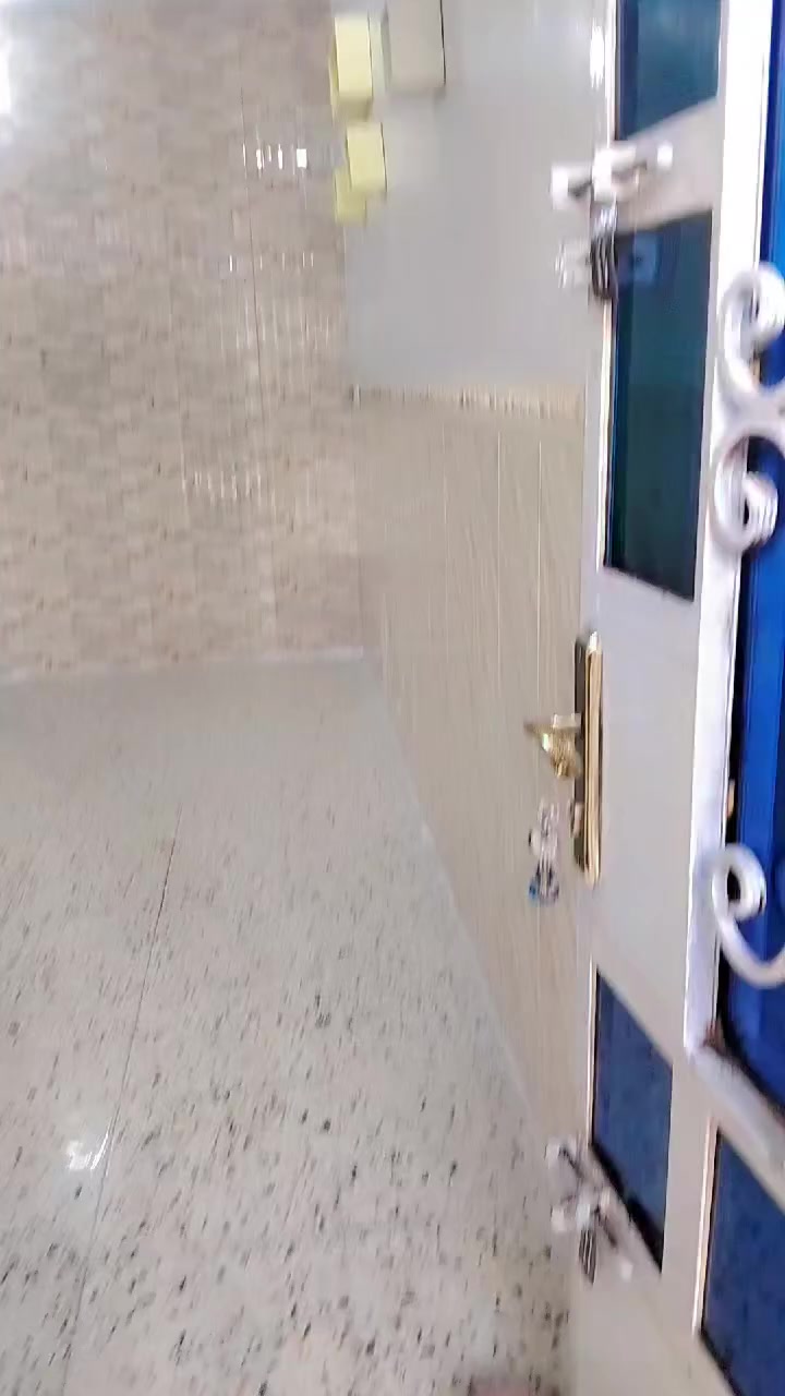 السلام عليكم بيت للبيع مساحة 75متر منطقة المخابرات طابق ونص كامل من كل شي تفاصيل اكثر اول تعليق الاتصال مع صاحب الدار يوجد واتساب *********** ابو احمد.سعر90 وبي مجال
