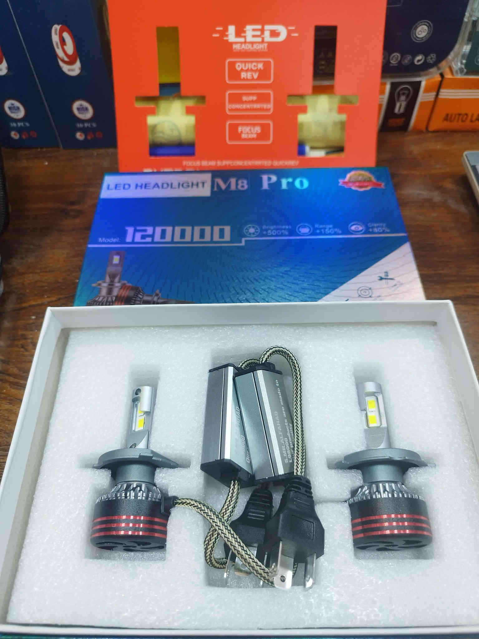 LED  جميع انواع السيارات
ماركة فلبس كوبي وليس هولندي 
ماركة اوسرام 
متوفر ايضا ، الفهد الذهبي والفهد الاسود ، M8 الاصلي 70 واط 
عدسات متغيرة الالوان 
جملة ، مفرد 
عروض خاصة إلى أصحاب المحلات التجارية 
موقعنا السنك  💯 الفرع الاول نهاية شارع مجمع الغفران 
     الفرع الثاني قرب سوق الوزان 

*********** واتساب 
متوفر توصيل مجاني لجميع المحافظات
