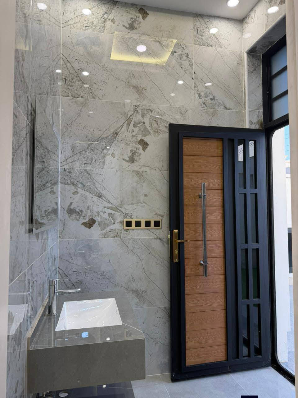 بيت للبيع الرمادي شارع 40 قرب اثاث القند 📍 صفر غير مسكون
المساحة 250 متر 
طابو زراعي تحويل مباشر 
***********
او مراجعة عقارات الخيام شارع 40 قرب باب الخشب
