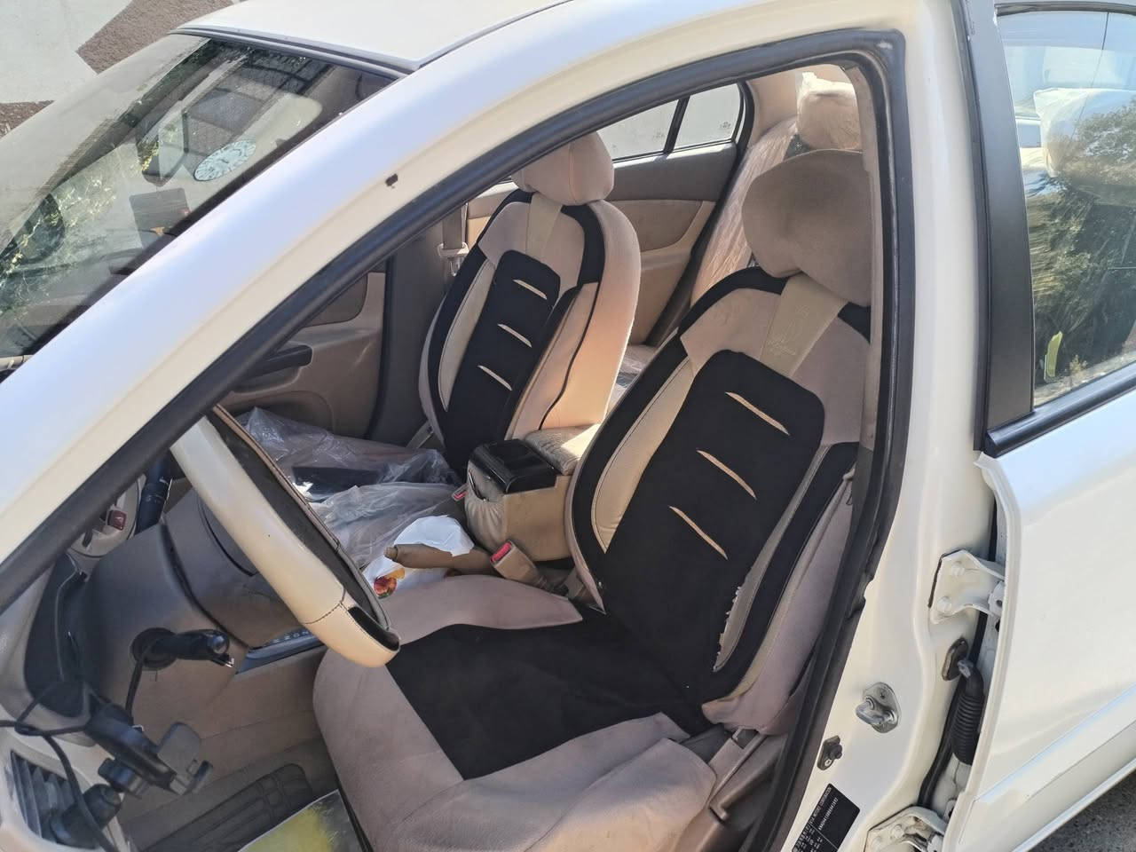 السلام عليكم كيا ريو 2011 مكينه 1600 بيها طختين وحده يم قبق البانزين وحده بالمقدمه مال البنيد السياره جاهزه عندي وكاله عامه وصاحبها موجود يحولك ثاني يوما  السعر 88 رقم الهاتف *********** مكانها بغداد
