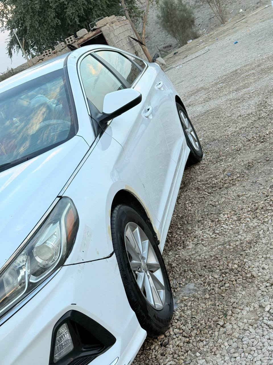 سلام عليكم
هونداي سوناتا 2018 امريكي بيها جاملغ جهة السايق مبدل والبنيد مصبوغ مكفولة لا شاصي ولا فخذه وبدون ايرباك
رقم قادسية معوقين باقي شهر وتصير حرة 
بيها تكشير بالقمارة وبتكم شوية
ماشية 86 مايل
كشنات جلد
كامره دوارة وشاشه جبيره ورادار جابني وخلفي
مابيها نقص مكاني غماس *********** ديوانية, القادسية
