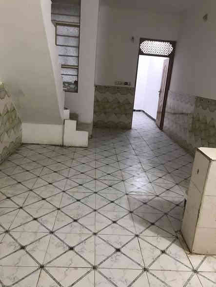 السلام عليكم 
دار زراعي مساحه 50م شارع بعرض 15م. اساس و سقف كونكريت عالي عن الشارع نضيف جداً كهرباء ماء سيراميك كامل البيت من كلشي. 
العنوان شارع المطحنه مقابيل قرية الغدير السعر 20 مليون ***********
