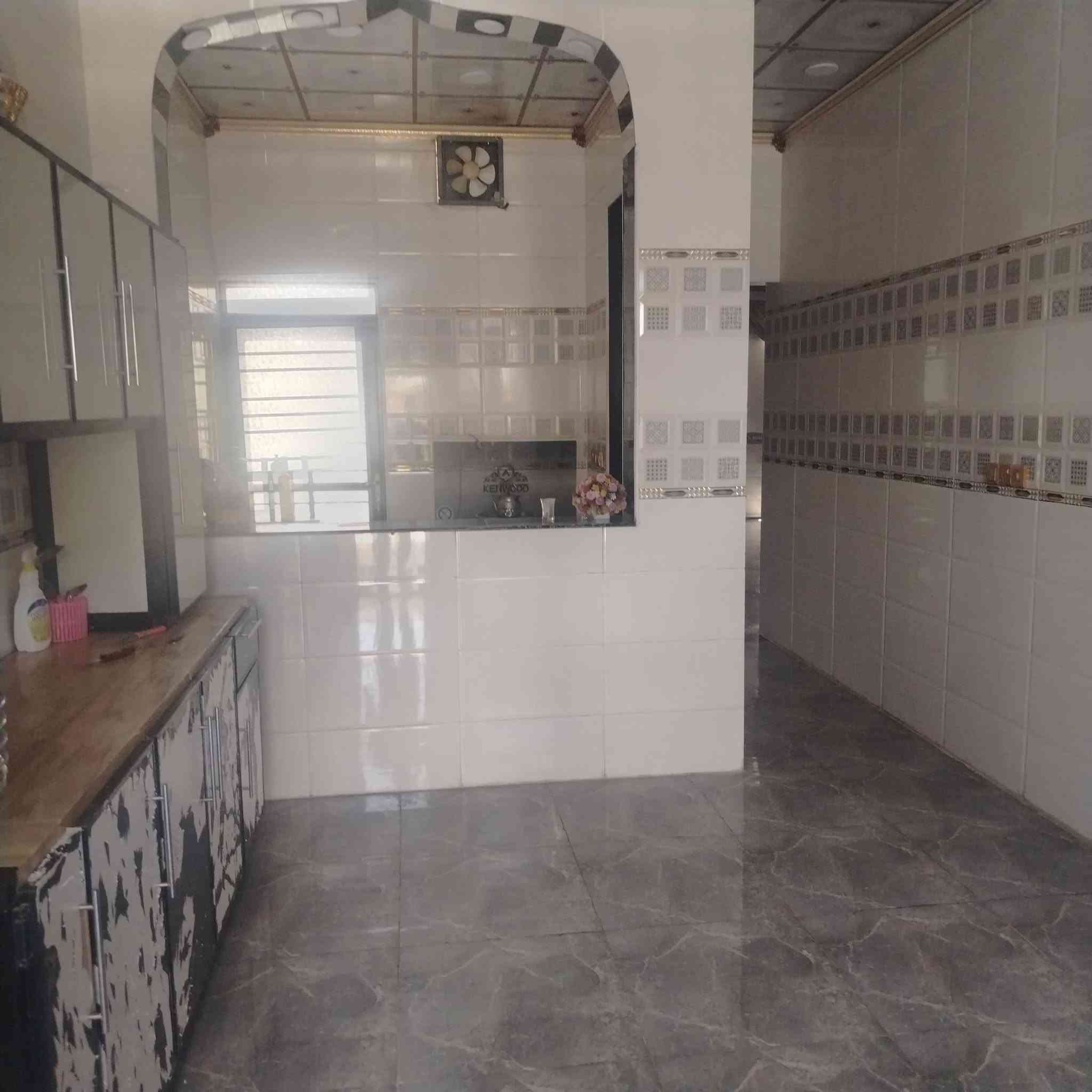 السلام عليكم دار للبيع ال١٦ الف قرب  جامع التوفيق مساحه ٢٤٠ /٨×٣٠ طابق اول كامل طابق ثاني هيكل يحتوي على غرفتين نوم صاله مطبخ حار بارد استقبال وفوك غرفتين صاله حمام للاستفسار أكثر ***********
***********
