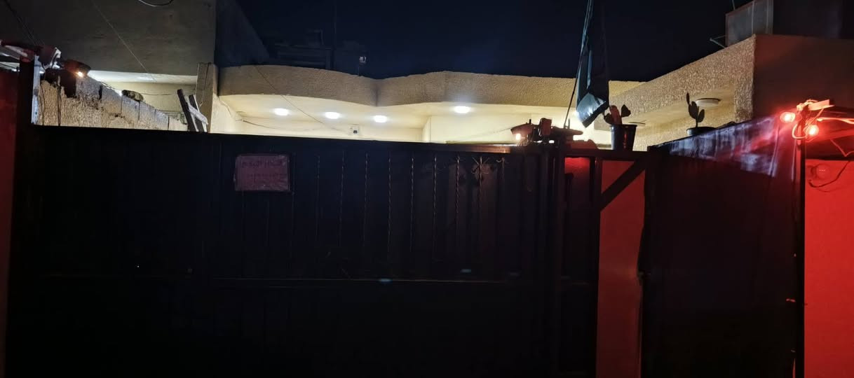 دار للبيع مساحته 300متر بي حمام خارجي حديث واستقبال بنيان حديث ومطبخ وصالة وغرفتين نوم وحمام داخلي وترك للاستفسار على هذا الرقم ***********65
