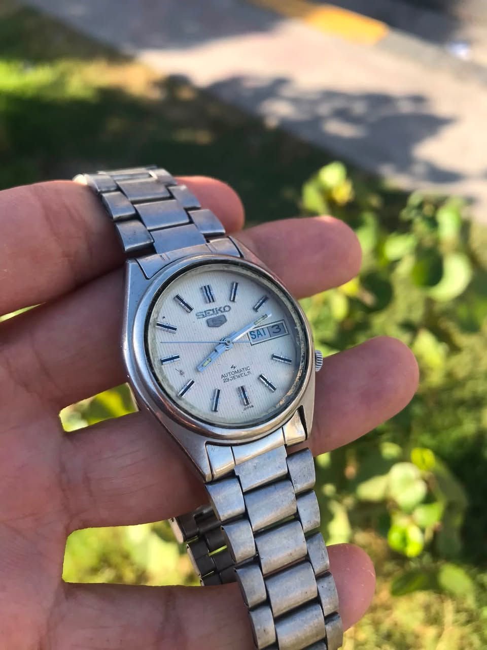 تحيه طيبه للجميع. 
سايكو ٥ // seiko 5
اوتوماتك ياباني اصلي قديم 
٢٣حجر // مينا لون ابيض 
نافذه لعرض اليوم والشهر //
السير اصلي // وقت مضبوط 
السعر ٣٠ الف / توصيل موجود


**إذا كنت صاحب هذا الإعلان وتريد حذفه لأي سبب، رجاءا أرسل رسالة إلى الدعم الفني**