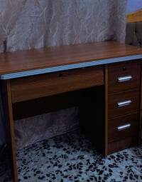 ميز مكتبي ارتفاع 70cm  وعرض 120 استخدام قليل نضيف فقط الجرار الكبير يح...