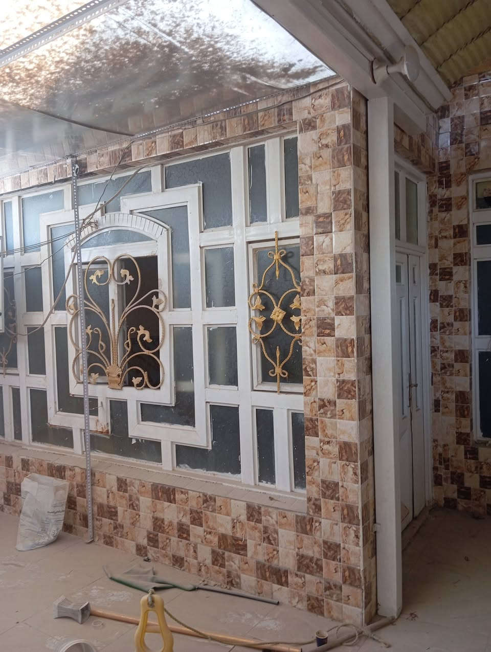 دلر للبيع مساحه 120م الدلر جاهو فول صب. بناء طابوك طابقين غرفتين وصاله وستقبال وصهيات  داخليه و خارجيه شارع المطار القديم بالفرع التبليط يبعد عن شارع للعام 50م السعر 58وبي مجال للشراي الاستفار على الرقم ***********
