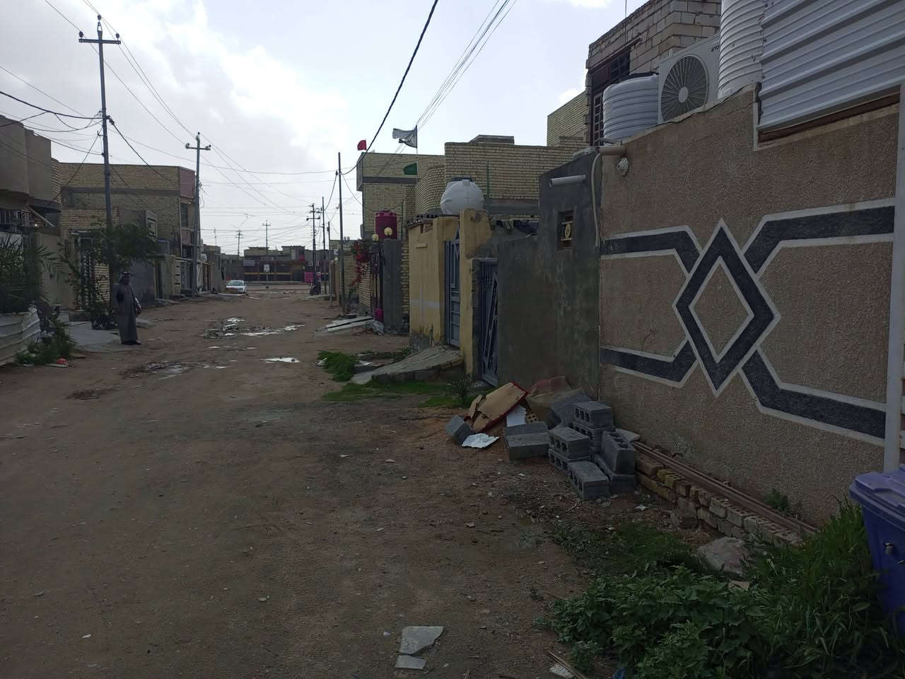 السلام عليكم
بيت ركن طابقين مساحه ١٣٠ 
بناء جديد درجة اولى يتكون من
مطبخ
استقبال كبير ٨ ونص متر 
صالة كبيرة 
منور 
غرف نوم عدد ٣
صحيات عدد ٤ منهن اثنين داخل الغرف 
البيت يحتاج إلى لبخ الغرفة في الطابق الثاني فقط 
جاهز من كل شي 
العنوان الامن الداخلي الجمعية خلف الضغط قرب محطة وقود ارض كربلاء
للاستفسار الاتصال على الرقم 
***********
***********
