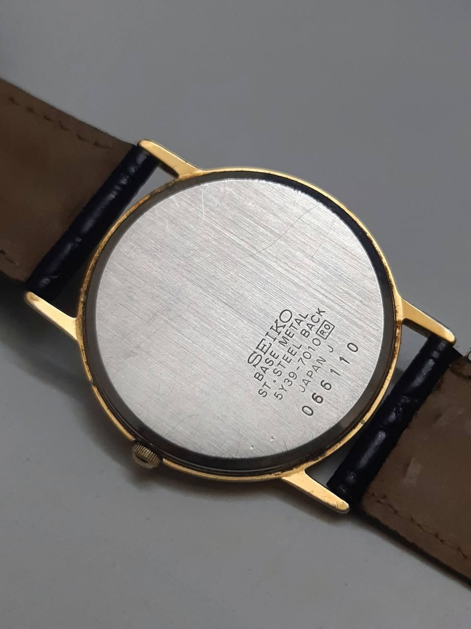 السلام عليكم .
#سيكو_كالكسي
إنتاج اليابان القديم 1995 فنتج نظام الميلين طلاء ذهب نافذة لعرض التاريخ الشهري قطر 32
ملم كلاسك تناسب الجنسين 
رجالي نسائي .
نظافة تامة .


**إذا كنت صاحب هذا الإعلان وتريد حذفه لأي سبب، رجاءا أرسل رسالة إلى الدعم الفني**