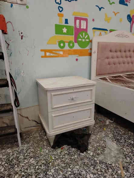 السلام عليكم غرفه ام نفر واحد خمس قطع  للبيعب
سعر ٤٠٠ الف بيه مجال قليل الغرفه احله من الصوره نظيفه بس عليه تراب
للاستفسار ***********
