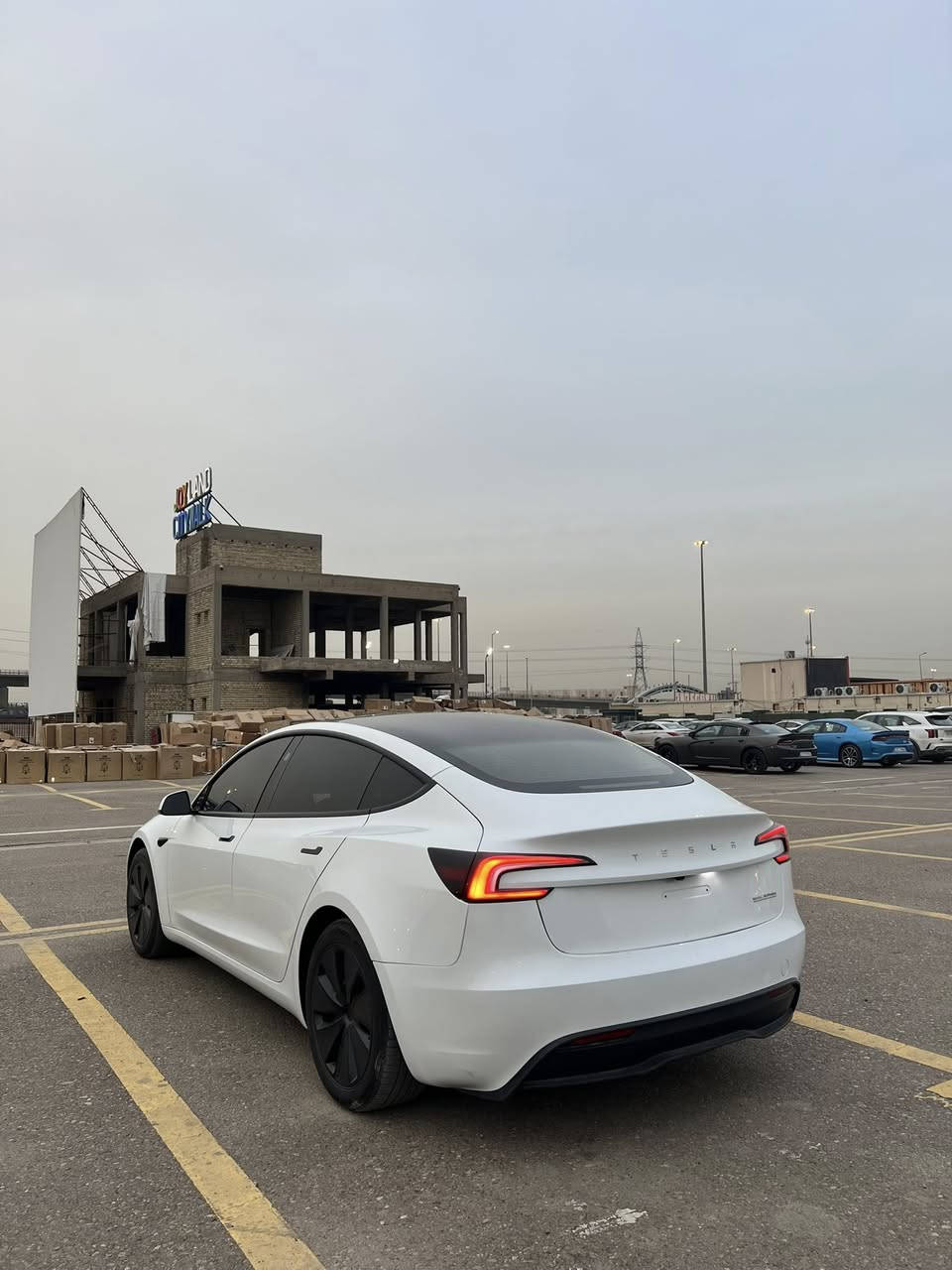 ⚡️ Tesla Model 3 2024 – الشكل الجديد
🔋 Long Range
⚙️ دبل ماطور (AWD دفع رباعي)

✨ المواصفات:
• بطارية لونك رنج مدى عالي
• أداء قوي وثبات ممتاز
• الشكل الجديد 2024

📌 الحالة:
• حادث خلفي (بجم كبس)
• بدون صبغ
• بيها جاملغات راجعة PDR
• قبق الجنطة مبدل نفس اللون

🚘 السيارة مرقمة وجاهزة
📍 المكان: بغداد – حي الجامعة

📞 للاستفسار: ***********
