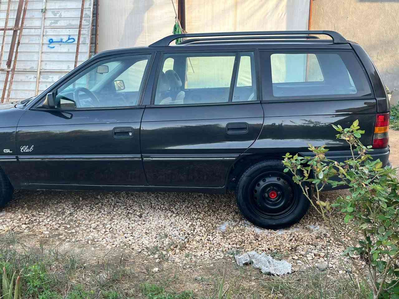 السلام عليكم ورحمة الله 
من رخصة الادمن المحترم 
اوبل استرا  استيشن 
موديل ١٩٩٣
رقم بغداد 
گير عادي 
مكينه ١٦٠٠ نضيفه
حداديه اماميه وخلفيه جديده
السياره بلاديه لاخياس ولا سمكره عل وضع البلاد 
مصبوغه عام جماليه 
داخل جديد 
كهربائيات كله شغاله 
السياره وارد ياباني تبريد اصل بس بي نواقص مايشتغل
تخم تاير جديد 
باتري جديد
السياره جاهزه وين يعجبك اطلع بيه
السعر المطلوب ٤٤ ورقه وبيه مجال 
مكان السياره بابل قضاء الهاشمية 
للاستفسار الاتصال عل الرقم
***********
***********
