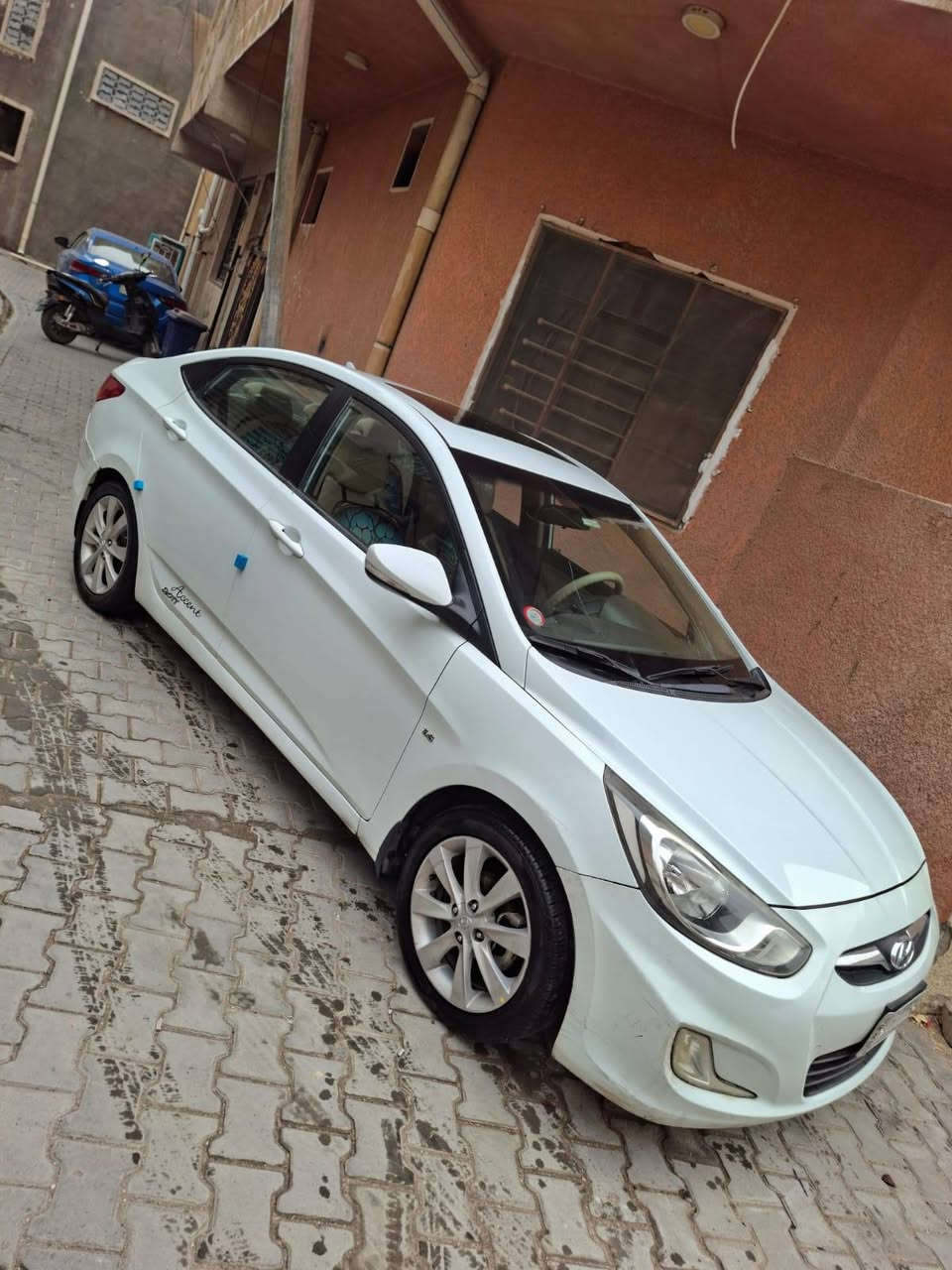 سلام عليكم سيارة اكسنت خليجي فول مواصفات بلو موديل ٢٠١١ مكينة ١٦٠٠ ماشية ٧٧٠٠٠ الف بيها صبغ بالداير الخلفي وربع جاملغ أمامي الأيسر  تخم تاير جديد 
مكان بالاعظمية للإستفسار الاتصال ***********
 سعرها ٩٠ وبي مجال بسيط
