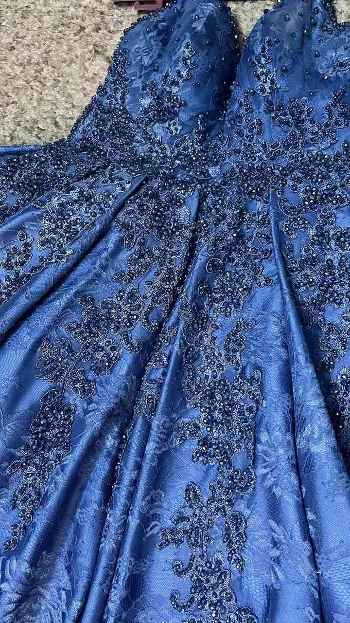 بنات فستان للبيع مستخدم مره واحده ذيل طويل ويناسب كل الأحجام لان بيه خيوط من وره للتكبير  والتصغير حسب قياسج نظيف  و ما بيه اي ضرر ويناسب حفلات مهر او خطبه أخذته من قصر الأكابر  أريده أبيعه فقط لان مأخذ مساحة كبيره بالكنتور الي يريده يراسلني خاص بالنسبه للسعر سهله منختلف


**إذا كنت صاحب هذا الإعلان وتريد حذفه لأي سبب، رجاءا أرسل رسالة إلى الدعم الفني**