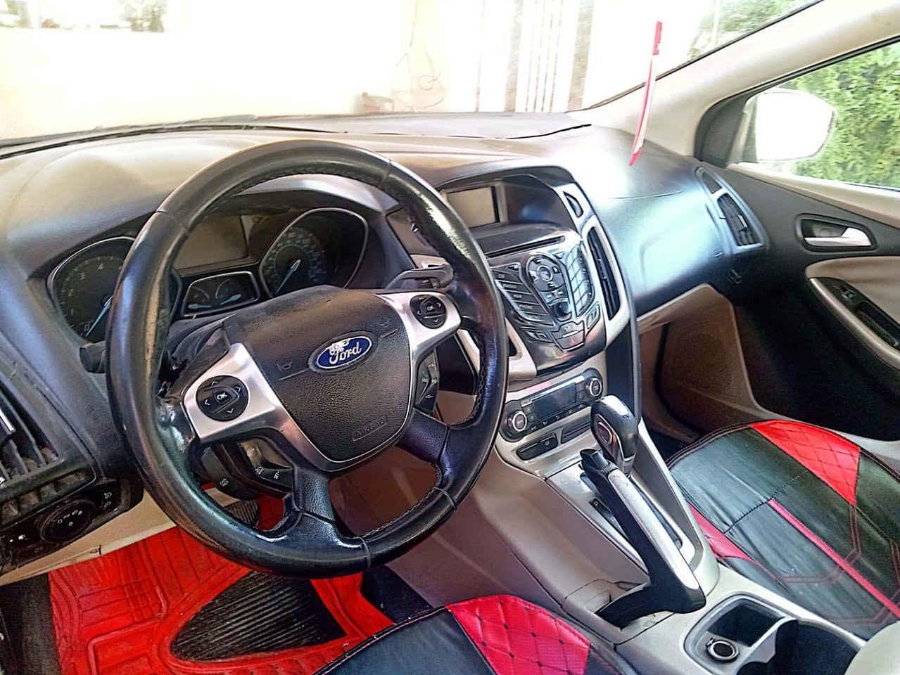 فورد فوكس موديل 12 رغم نكليزي تحويل مباشر  سياره حلوه بيهه طخات بسيطه بدون صبغ  كير ومحرك كورله  تراي وين ميعجبك.  بيهه مواصفات حلو السعر 65 التصال عله رقم ***********
