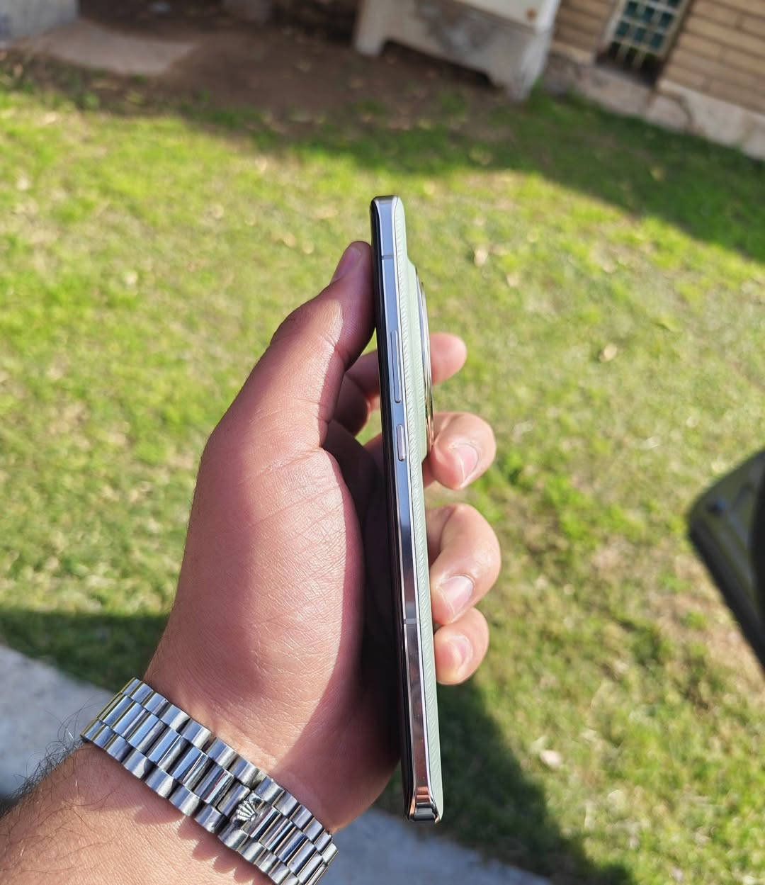 السلام عليكم
هونر ماجك 6برو للبيع السعر 660 الف وبي مجال بسيط للشراي

 يأتي بشاشة LTPO OLED مقاس 6.8 بوصة (دقة 2800×1280 بكسل) ذات سطوع استثنائي يصل لـ 5000 شمعة، ومعالج Snapdragon 8 Gen 3 الأحدث، وكاميرا خلفية ثلاثية "فالكون" متطورة بوضوح 180 ميجابكسل للتصوير البعيد، مع بطارية ضخمة 5600 مللي أمبير وشحن سلكي سريع 80 واط
. ذاكره 512.  ملحقاته شاحنه وكارتون وحافطة مكاني بغداد للاستفسار اكثر تواصل خاص او ***********
