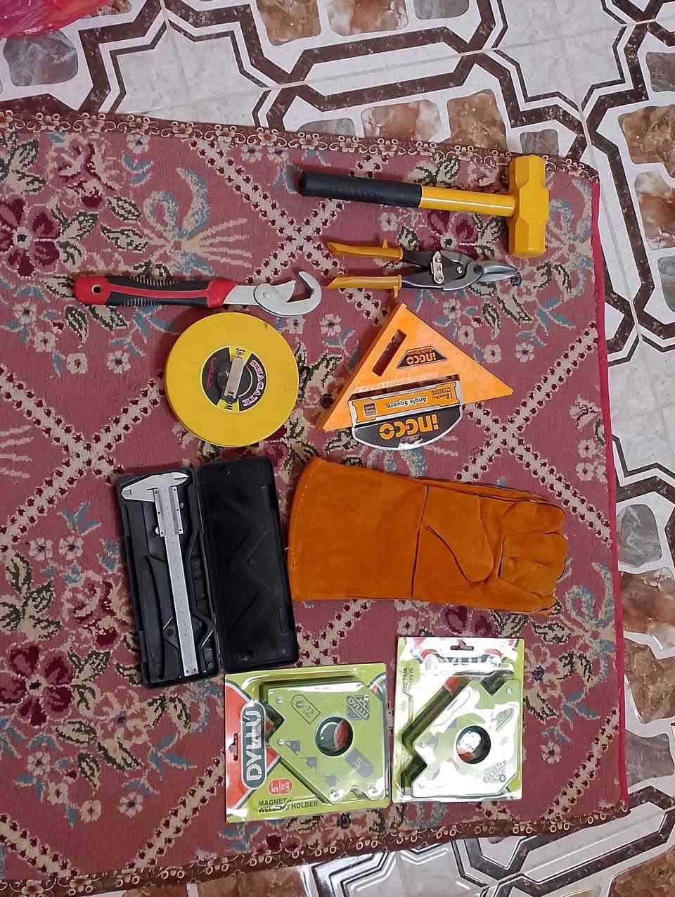 عدد يدويه الكل جديدات فيته 30متر مع چاكوچ مع مكص حديد مع  مغناطيس زاويه العدد 2 مع كفوف طوال  مع ڤيرنيه مع سبانه متعدد القياسات مع كونيه السعر 60 قفل مكاني كربلاء توصيل ماعندي موبايل ***********
