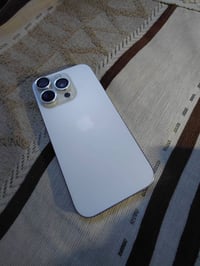 ايفون 16 pro (وليس ماكس) 256 gb  اللون ابيض  البطارية 93 🔋  بي خدوش بس...