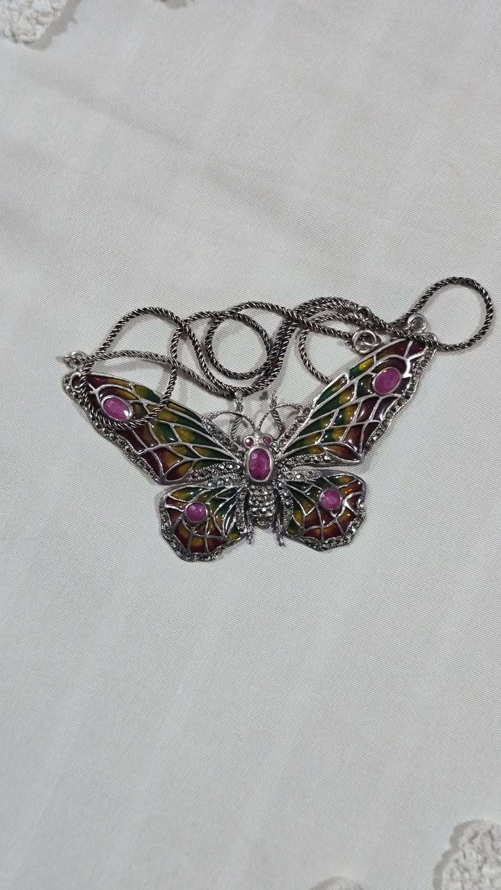 قلادة انتيك 
شكل فراشة بهيكل من الفضة 
مرصعة بعدد 7 احجار من الياقوت الخام غير المعالج
قطعة فريدة جدا 
للأستفسار التواصل على واتساب 
***********
