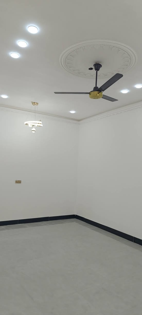 واسعد الله اوقاتكم بكل خير احبتي🫶🏻
***********
يتوفر دار سكن للبيع 

#المساحه لكليه 200 متر مربع 

#نوع العقار طابو زراعي عراقي 

#سند ٢٥ ول مالك عراقي تتكاتب ويا ابوالطابو مباشرتا

#يتكون من غرف نوم عدد 2
#استقبال 
#صاله
#مطبخ 
 #مجمع صحيات داخليه وخارجيه 
#حديقه🌺 وكراج🛣

#البيت كامل من جميع الملحقاته 
بناء جديد 2025

#العنوان البصرة قضاء ابي الخصيب  محيله 
#منطقة روعه جميع الخدمات ماي كهرباء شارع 10 متر 
#السعر  110وبي مجال

للاستفسار لاتصال ***********
