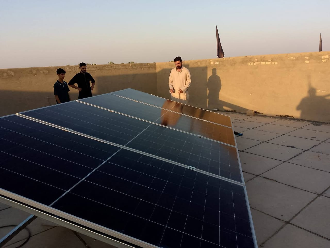 نقدم لكم نظام الطاقة الشمسية المتكامل (8 أمبير)، الحل الأمثل لتوفير كهرباء مستقرة ومجانية على مدار الساعة!

​هذا النظام مصمم خصيصاً ليمنحك راحة البال، فهو مثالي لتشغيل:
​الإنارة الكاملة للمنزل.
​شواحن الهواتف والأجهزة اللوحية.
​مراوح السقف أو المراوح المكتبية.
​شاشات التلفاز وأجهزة الاستقبال (الستلايت).
​مبردات 
ثلاجة  مجمدة 
​🌟 مميزاتنا:
​✅ جودة عالية: نستخدم أفضل أنواع الألواح والبطاريات والمحولات (Inverters) لضمان عمر تشغيلي طويل.
✅ توفير حقيقي: قلل من فاتورة المولدات أو الكهرباء الحكومية واعتمد على طاقة الشمس المجانية.
✅ تركيب احترافي: فريق عمل متخصص لضمان التوصيل الآمن والكفاءة القصوى للنظام.
✅ ضمان حقيقي: خدمات ما بعد البيع ودعم فني متواصل.
​لا تنتظر حتى ينقطع التيار مجدداً!
استثمر في راحتك وراحة عائلتك اليوم.
​💬 للاستفسار عن السعر وتفاصيل التركيب، يرجى مراسلتنا عبر الرسائل أو الاتصال بنا على الرقم:
[*********** واتساب ]

