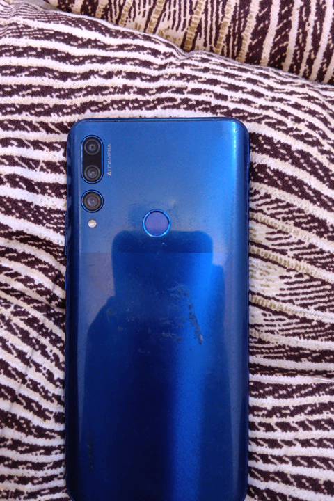 المكان الدورة شارع 60 قرب اسواق النورس 
الموبايل كلش حلو وميشكل 30 فريم وتصويره حلو والشحن يطول ما  يقارب 10 ساعات اذا بس تتصفح واي تقطيع ماكو بس البورد مضروب
