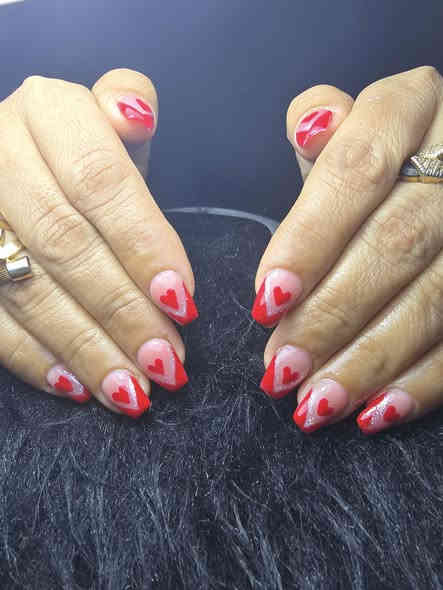 عروص صالون ريماس لتجميل العرائس 

مده سبووووووع فقط الي تجي تكص وصل وتدفع شوكت ماتجي  هلا بيها 
 ☀️ ( الحنة + العرس  + رموش + تنضيف بشرة + حفافه وجه + باودر جسم ) ( 200 الف )  الخطوبه او المهر  (75لف ) 🌼 ميك اب+ تسريحة+رموش( 50الف ) 
______________قسم الاضافر 
جل اكستيشن فول دزاين 25
جل اكستيشن مع جلش او دزاين اضفرين 20
ادامه جل اكستيشن 20
سترونك 15
ازاله جل اكستيشن 5
ازاله جلش  3
اضافر شهريه مع جلش 15
اضافر قدم مع جلش 10
________________ازاله تاتو

ازالة  تاتو الحاجب الماده الي نستخدمها شفافه وامنه مابيها اي اضرار على الجلد او شعر الحاجب  كدامكم  راح يطلع الحبر  بنات سعر الازالة (25)
_______________تسريح الشعر 
تسريح الشعر القصير 30
تسريح الشعر الوسط 50
تسريح الشعر اكثر من الوسط 75
تسريح الشعر الطويل 100
_________________صبغ الشعر والميش 
صبغ شعر 25
ميش شعر 25
صبغ شعر مع ميش 40 فقط 
_______________معالج الشعر بجهاز النانو 

فوائد جهاز النانو يغذي الشعر من العمق 
يقوي الشعر ويعيد الحيوية
يمنح نعومه ولمعان فورآ
يقلل التساقط والتكسير 
يقلل التجعد 
 جلسه ترميم الشعر الضعيف والتالف سعر الجلسه 20فقط
_____________تنظيف بشره 
تنظيف بشره بجهاز الهايدرو  تنظيف عميق 15
تنظيف بجهاز البخار والسناره وماسكات الوجه مع اقنعه 10
______________عشبه الشعر 

كل الوان العشبه متوفره 
الشعر القصير 30
الشعر الوسط 40
الشعر الطويل 50
لفتنك حاجب 10فقط
العنوان /الدوره سوق الاثورين
للحجز والاستفسار /***********
