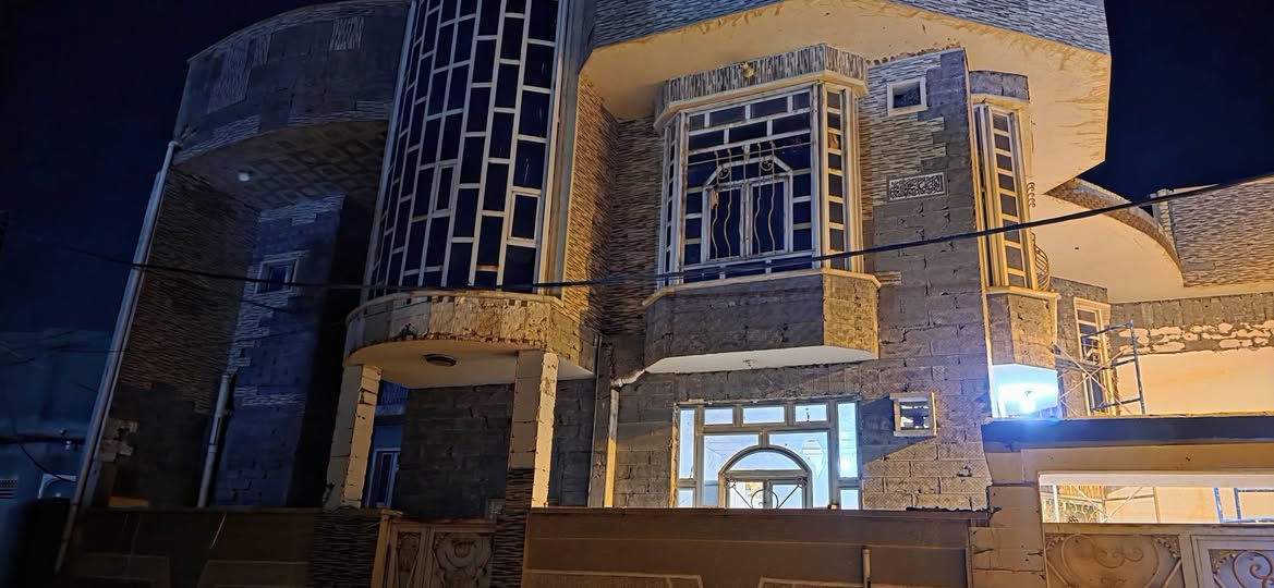 الحمد لله 

 انتهينا اليوم من [تشطيب لواجهة بيت احد الاخوه]، تم مراعاة  معايير الأمان وتوزيع الأحمال 
​

حسين الكهربائي 
***********
