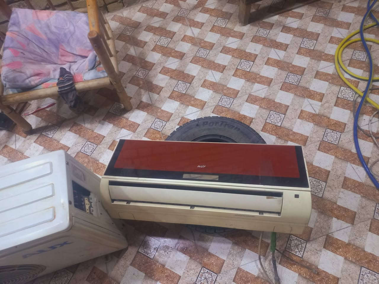 سبلت واحد طن AUX شغال ب١٨٠ وبي مجال
***********

